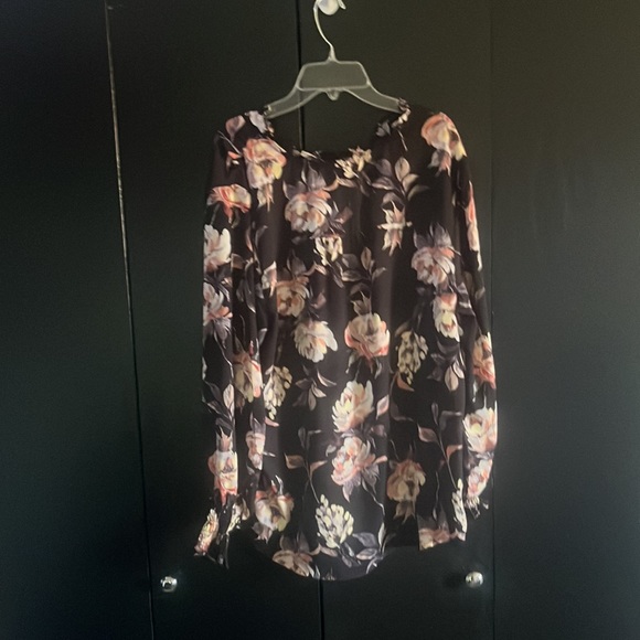 Maurices Women’s Button Down Floral Top Size 0x - Picture 2 of 4